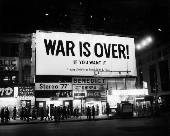 12/15/1969-New York, NY- Valla en Times Square con el mensaje "War is Over... If you want it. Happy Christmas from John and Yoko." Una de muchas compradas en 11 grandes ciudades por Lennon y Ono para promover la paz.