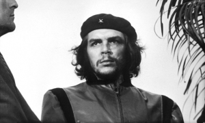 Che Guevara en el funeral de las víctimas de la explosión de La Coubre.