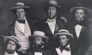 Una foto atribuida a &quot;The New York Knickerbockers Baseball Club&quot; alrededor de 1847. Arriba (izq. a der.): Alfred Cartwright, Alexander Cartwright y William Wheaton. Abajo (izq. a der.): Duncan Curry, Daniel &quot;Doc&quot; Adams y Henry Tiebout Anthony. Alfred Cartwright, hermano Alexander, no era miembro del equipo.