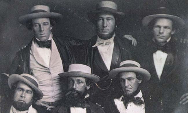 Una foto atribuida a &quot;The New York Knickerbockers Baseball Club&quot; alrededor de 1847. Arriba (izq. a der.): Alfred Cartwright, Alexander Cartwright y William Wheaton. Abajo (izq. a der.): Duncan Curry, Daniel &quot;Doc&quot; Adams y Henry Tiebout Anthony. Alfred Cartwright, hermano Alexander, no era miembro del equipo.