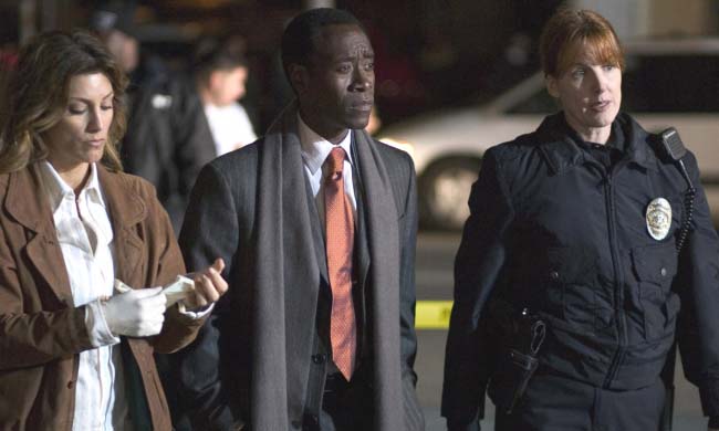 Jennifer Esposito, Don Cheadle y extra en Crash.