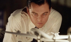Leonardo DiCaprio como Howard Hughes.