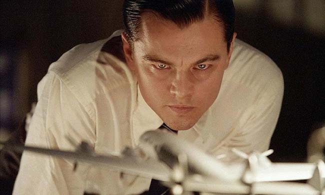 Leonardo DiCaprio como Howard Hughes.