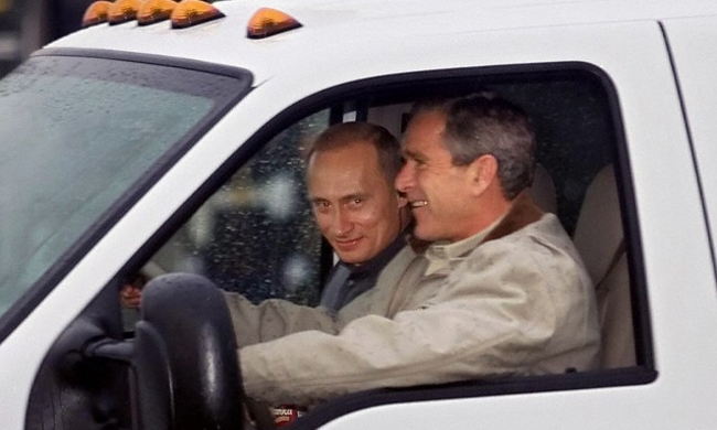 El presidente George W. Bush acompañado del presidente ruso Vladimir Putin maneja en su hacienda de Crawford, Texas, el 14 de noviembre del 2001.