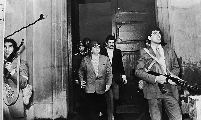 El currículo lo tienen. Salvador Allende huyendo el día del golpe que lo tumbo el 11 de septiembre de 1973.