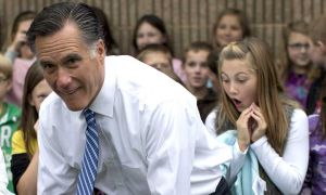 Mitt Romney posa con estudiantes de la Escuela Elemental Fairfield en Fairfield, Virginia, el lunes 8 de octubre del 2012. La foto ocasionó que la AP fuera acusada de favoritismo y que aclarara que la reacción de la niña en realidad no se debió al trasero de Romney. Su sorpresa la causó el que fuera a posar con los estudiantes. O eso dice la AP.