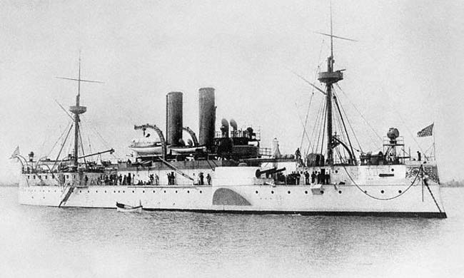 USS Maine en La Habana, Cuba el 1 de enero de 1898.