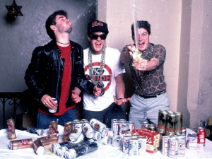 Los Beastie Boys desayunando.