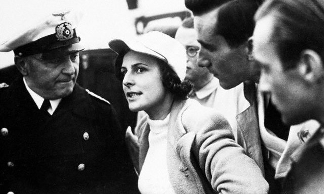 Fraulein Riefenstahl dirigiendo la filmación de las olimpiadas de 1936 en Berlin. Hauck will film the elimnation of the Olympic sail boats in Kiel, Germany.