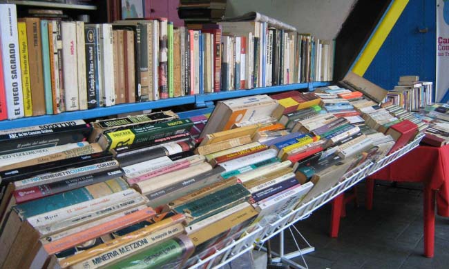 Libros a la venta debajo del Puente Fuerzas Armadas de Caracas.