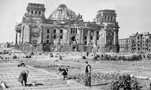 Familias alemanas siembran papas frente al Reichstag el 1 de junio de 1946 en terrenos preparados por el cuerpo de ingenieros del ejército británico. El objetivo era evitar el hambre pero el mayor problema era evitar el robo de los vegetales durante la noche.