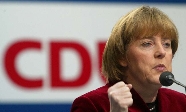 La presidenta de la Unión Demócrata Cristiana (CDU) Ángela Merkel da un discurso durante una conferencia estatal del partido en Bochum, Alemania, el 5 de marzo del 2005.