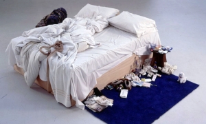 Mi cama (1998), obra de la artista británica Tracey Emin, incluye sabanas sucias, ropa sucia, un condón usado y corchos de botellas de champaña. Esta pieza fue comprada por Charles Saatchi por más de 150,000 libras.