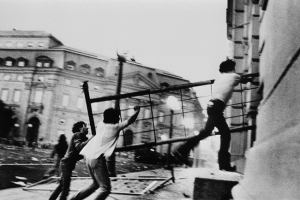 Protestantes tratan de tumbar la puerta de la Casa Rosada en Buenos Aires el 25 de mayo de 1982.