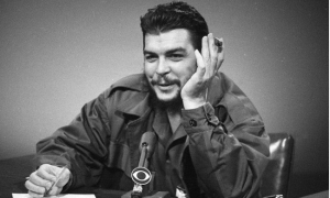 Ernesto Guevara en los estudios de CBS en Nueva York donde participó en el programa de opinión "Face the Nation" el 13 de diciembre de 1964.