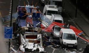 Bus destruido por una bomba en Tavistock Square, London.  El ataque múltiple en el sistema de transporte público mató más de 50 personas.  Una célula afiliada a Al-Qaeda se atribuyó el ataque.