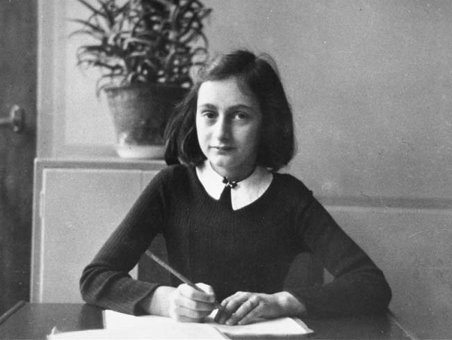 A menos que seas ciego, sordo y manco, no hay excusa. Ana Frank en la escuela en Amsterdam a los doce años, 1941.